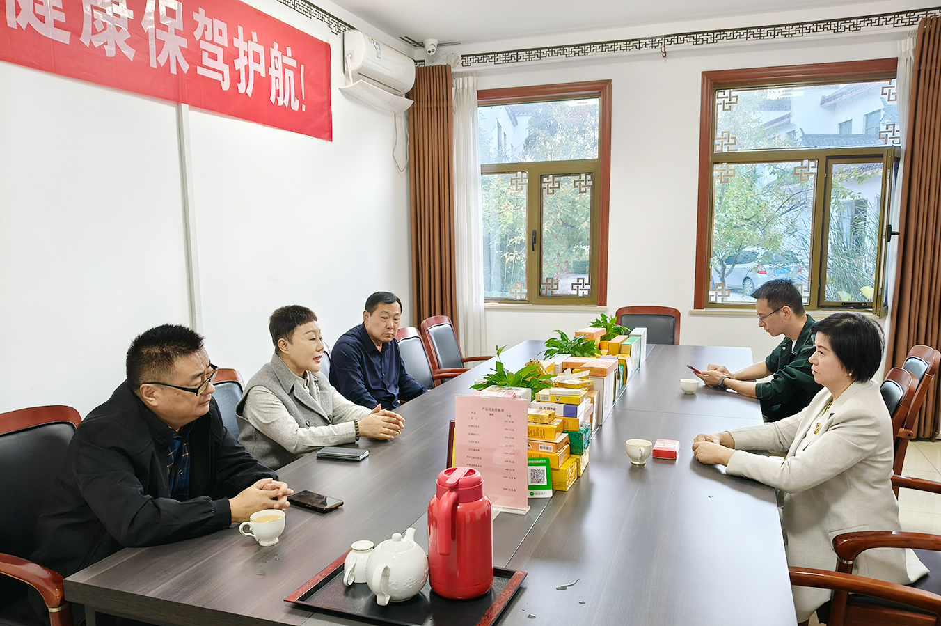 人民日?qǐng)?bào)人民文旅副主任魏春香蒞臨國(guó)醫(yī)康集團(tuán)